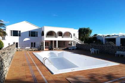 Villa for sale in Playa Honda, San Bartolomé, Lanzarote. 
